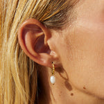 Load image into Gallery viewer, Twist pearl hoops