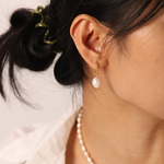 Load image into Gallery viewer, Twist pearl hoops
